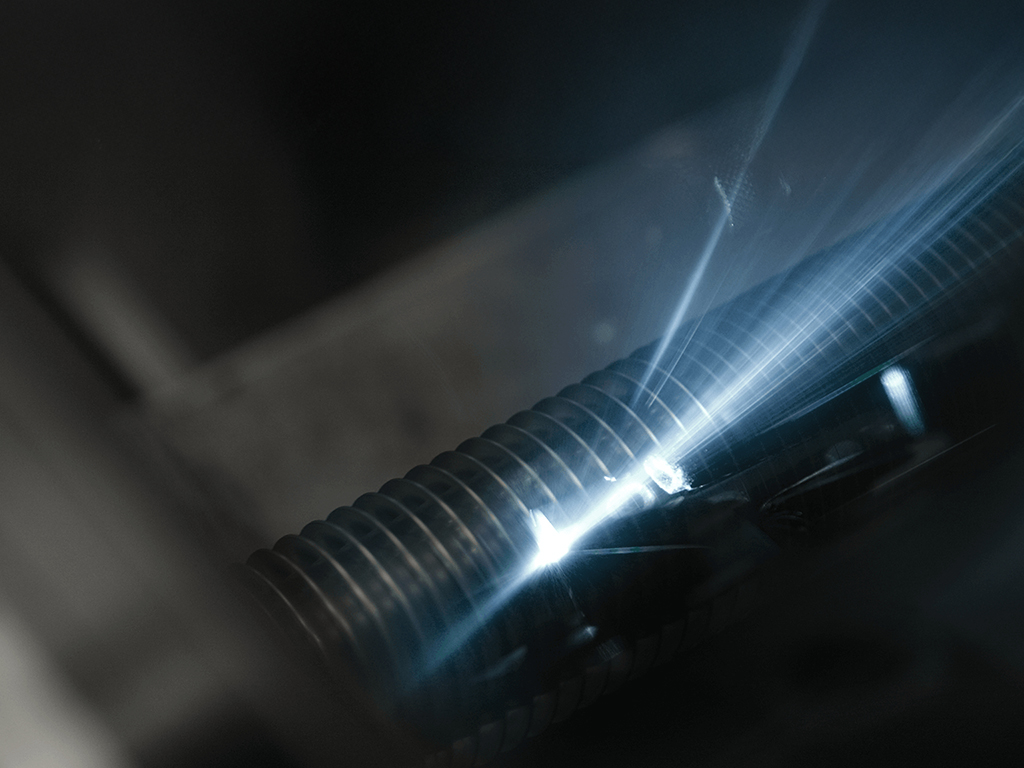Laser-welded finned tube made of stainless steel and view of the laser beam